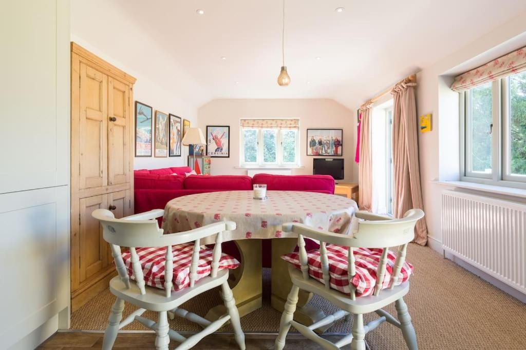 Charming Cottage Surrounded By Idyllic Garden In Peaceful Location In Central צ'רלבורי מראה חיצוני תמונה