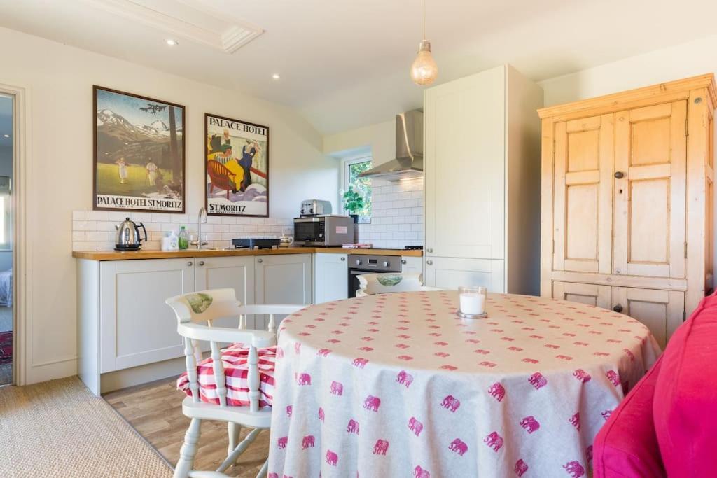 Charming Cottage Surrounded By Idyllic Garden In Peaceful Location In Central צ'רלבורי מראה חיצוני תמונה